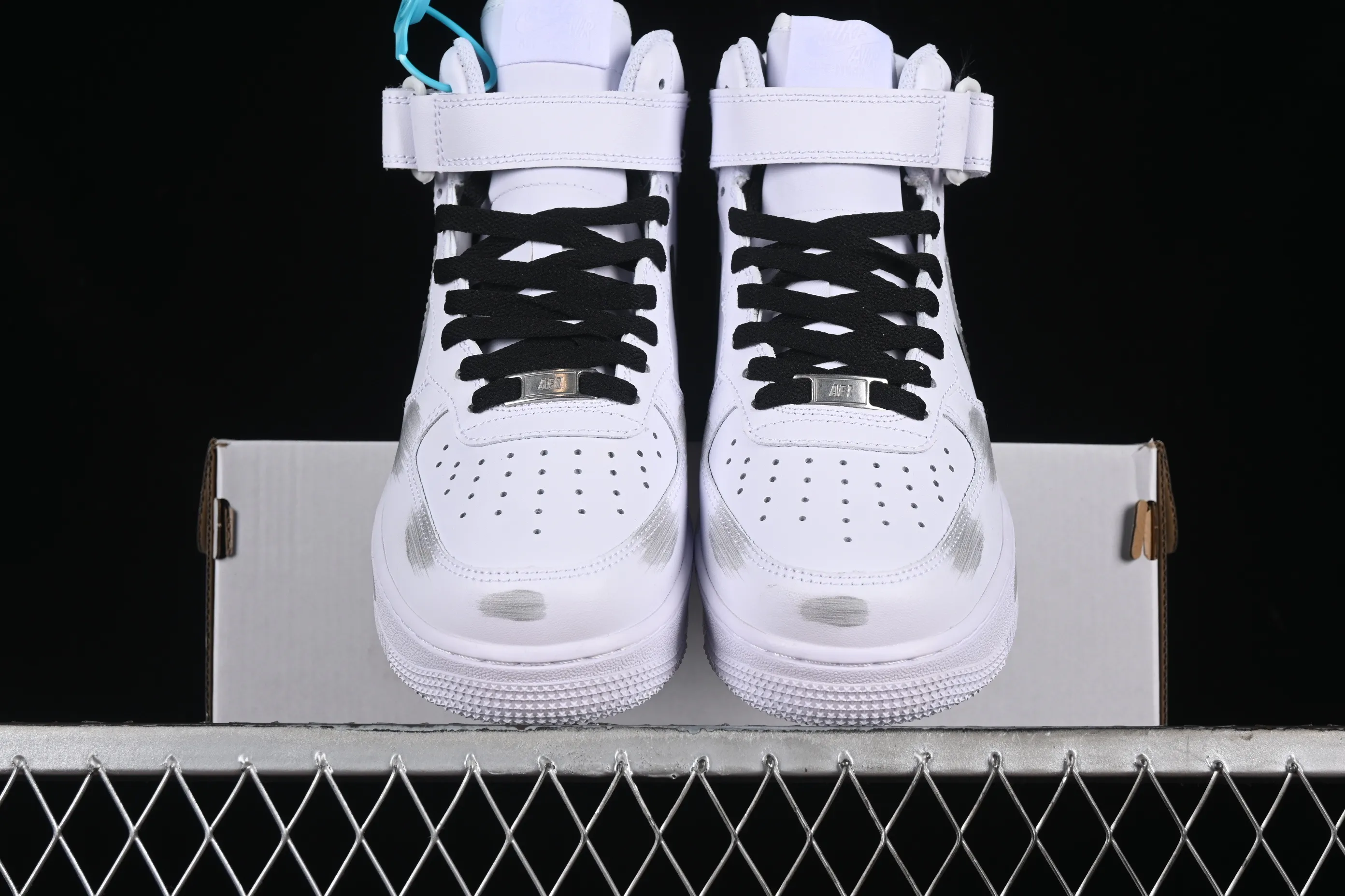 All categories Nk Air Force 1 Air Force series Nk Air Force 1 Mid Air Force mid-top Nk Air Force 1'07 Mid White gray black Hand-painted fracture Three hook shadow Air Force 1 strap mid-top casual sneakers CW2289-111